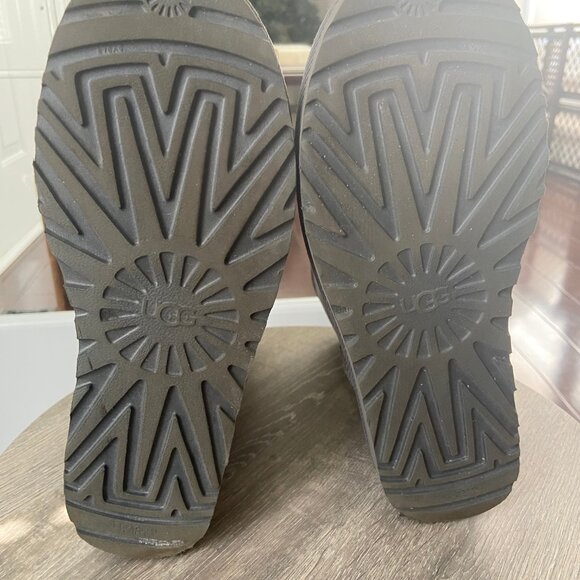 UGG Classic Short II in Grey / Size 9 / #1016233 / Gently Used - Picture 8 of 10